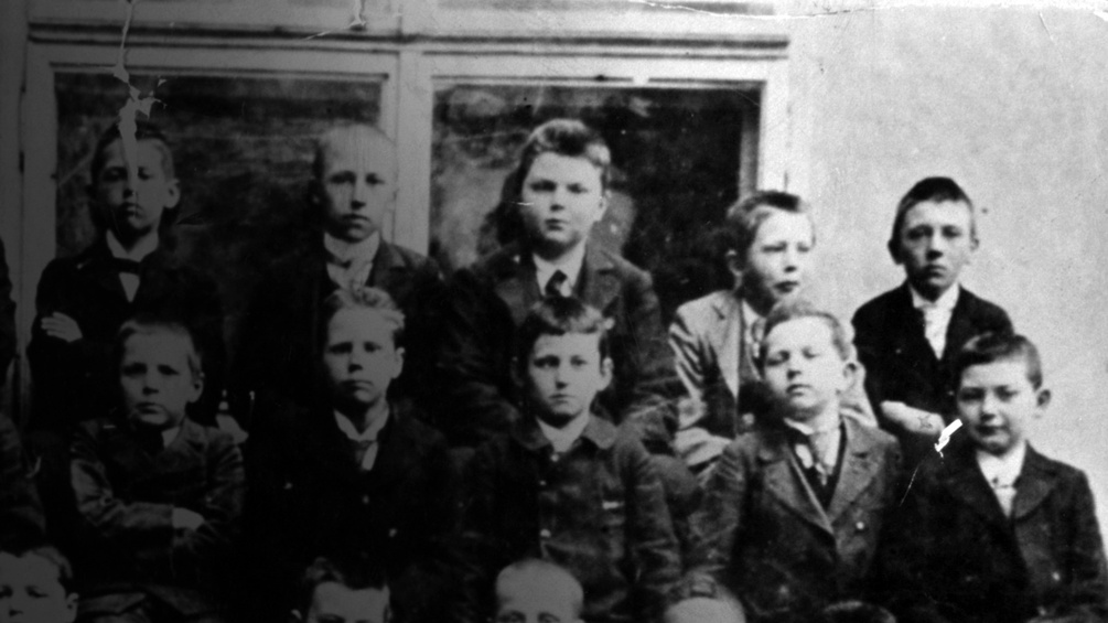 Adolf Hitler (rechts außen), 1904