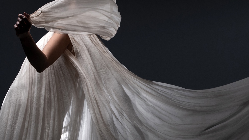 Frau im weißen Kleid
