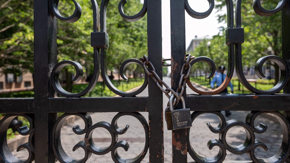 Verschlossenes Tor der Columbia Universität in New York
