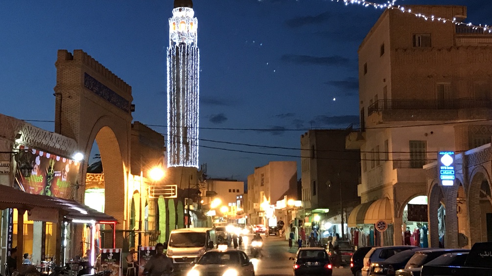 Stadt in Tunesien bei Nacht
