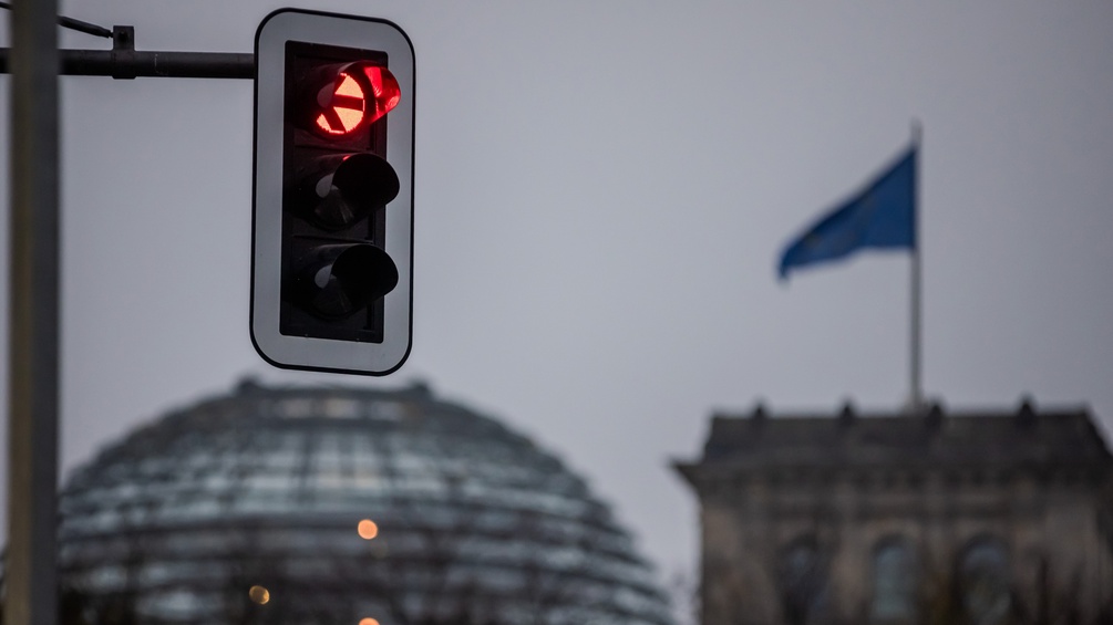 Eine Ampel vor dem Landtag