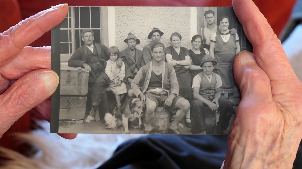 IRIS UNTERHOFER Cilli Weißbacher mit einem alten Foto, aufgenommen vorm Gasthaus Höllern, links: Martin Schützinger mit der kleinen Cilli