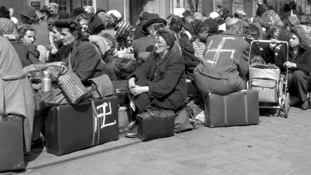 Sudetendeutsche 1945 in Erwartung ihrer Deportation nach Deutschland