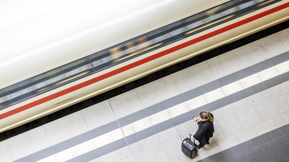 ICE am Berliner Hauptbahnhof, unschärfe und Frau am Bahnsteig