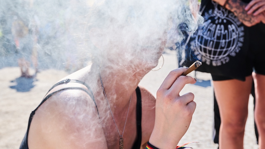 Eine Demonstrantin raucht einen Joint bei einer Hanfparade.