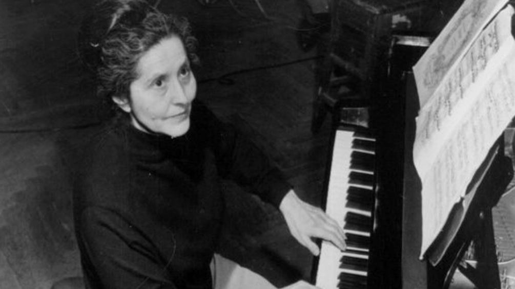 Lilli Kraus am Klavier.