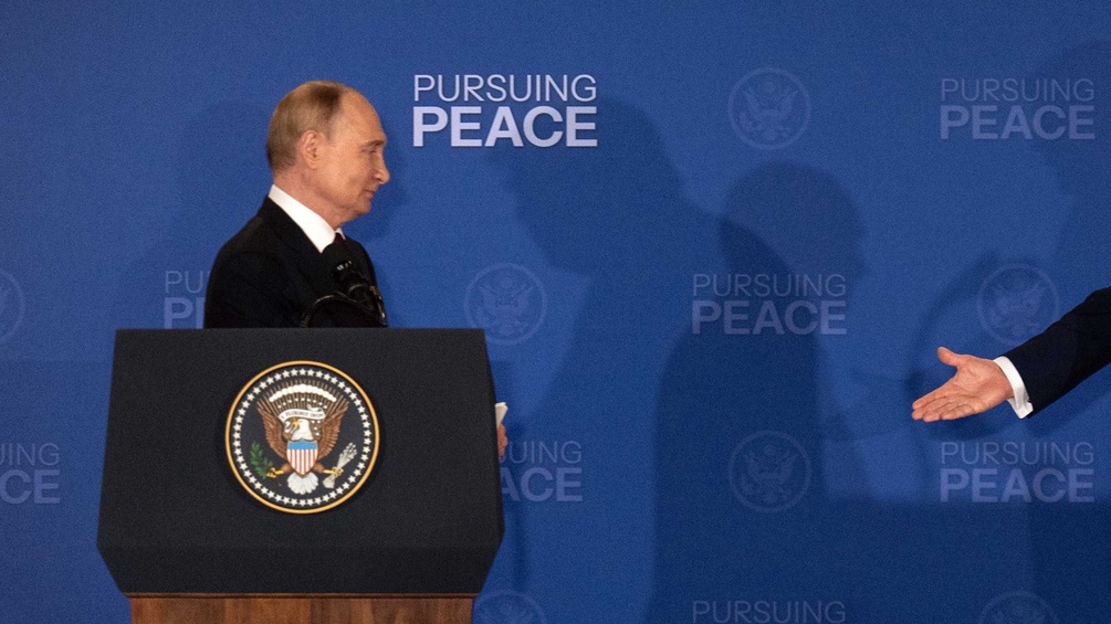 AP/JAE C. HONG Wladimir Putin und die Hand von Donald Trump