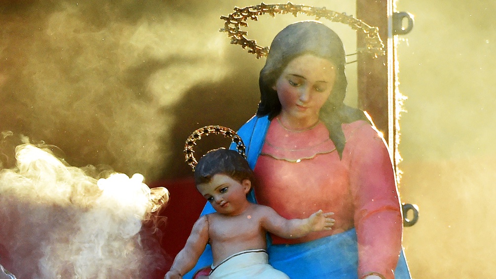Eine Marienstatue mit Jesukind