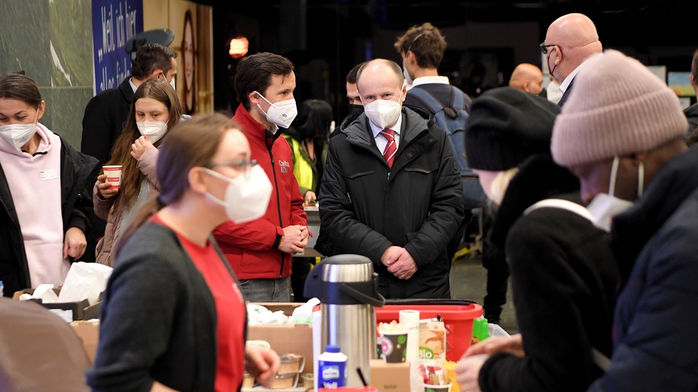 Der Botschafter der Ukraine Vasyl Khymynets(M.) und Geschäftsführer der Caritas der Erzdiözese Wien, Klaus Schwertner, bei einem Besuch der Einrichtungen für ukrainische Vertriebene am Wiener Hauptbahnhof.