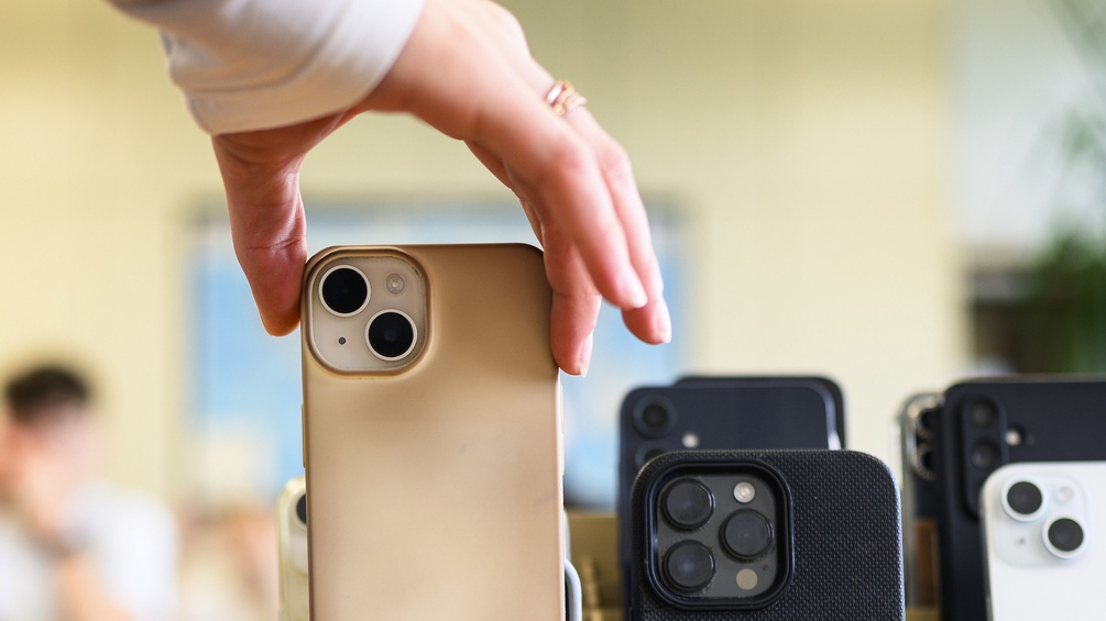 Griff nach dem Smartphone in einer Schulklasse