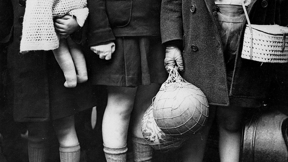 Kinder während des 2. Weltkrieges, Fußball, Puppe