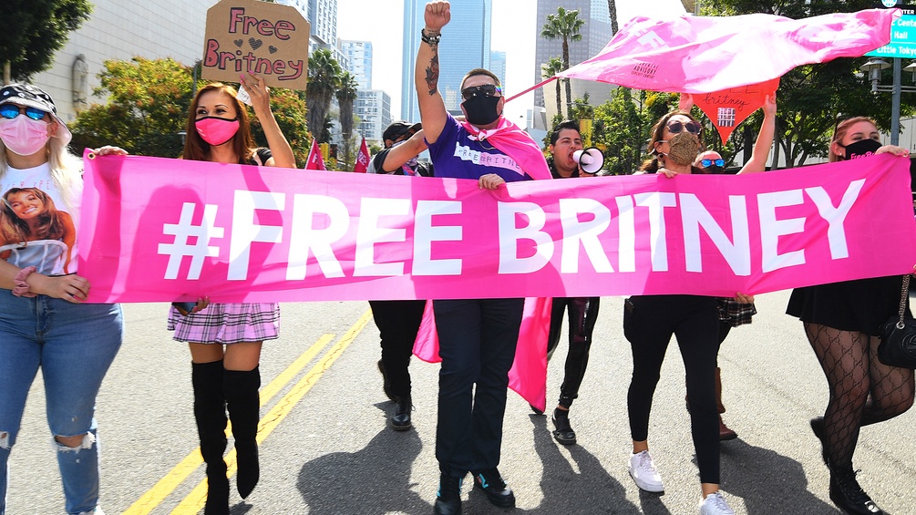 Demonstrante tragen ein Spruchband auf dem Free Britney steht