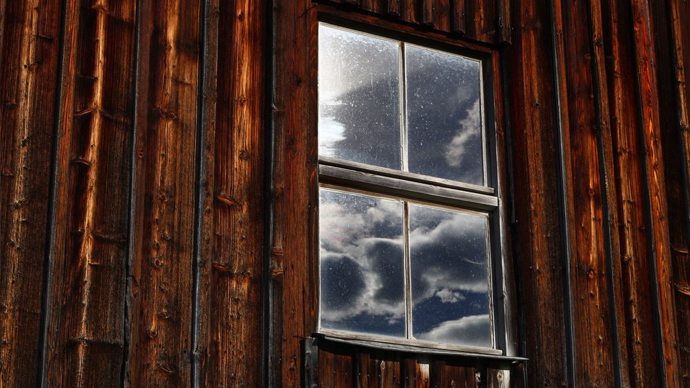 Das Fenster einer Holzhütte