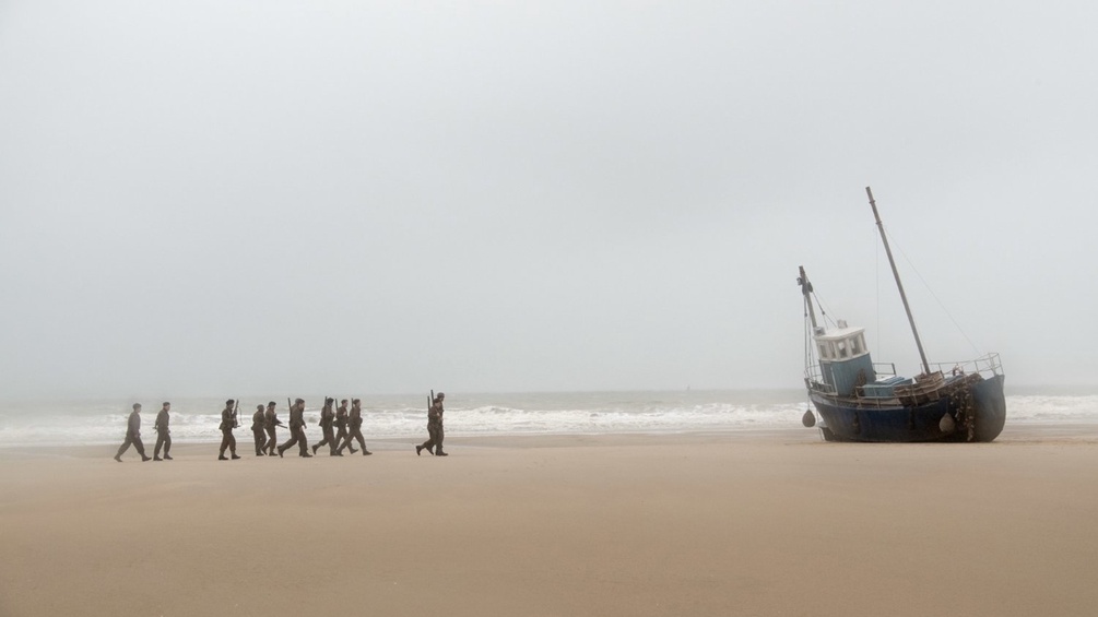 Soldaten gehen auf ein gestrandetes Schiff zu