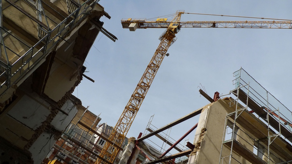 Kran und Baustelle