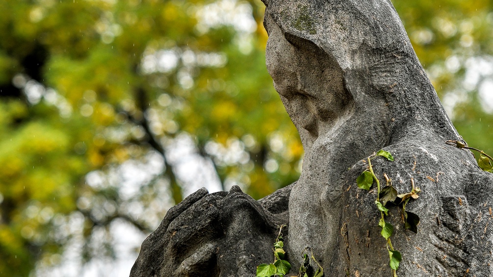 Alte Engelsfigur auf einem Friedhof