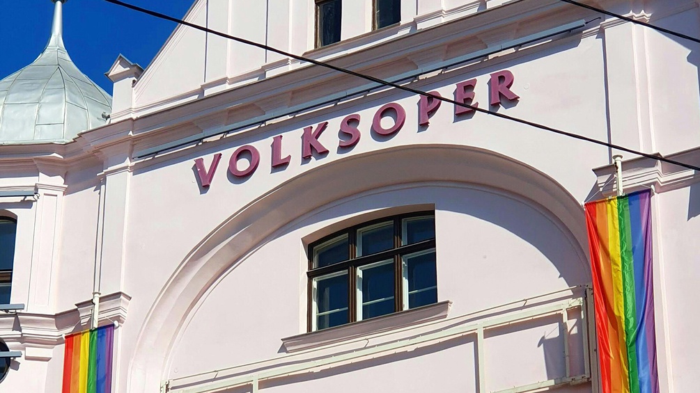 Volksoper mit Regenbogenfahnen