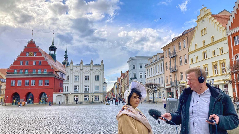 Mit Stadtführerin Sabine Lindqvist am Greifswalder Marksplatz