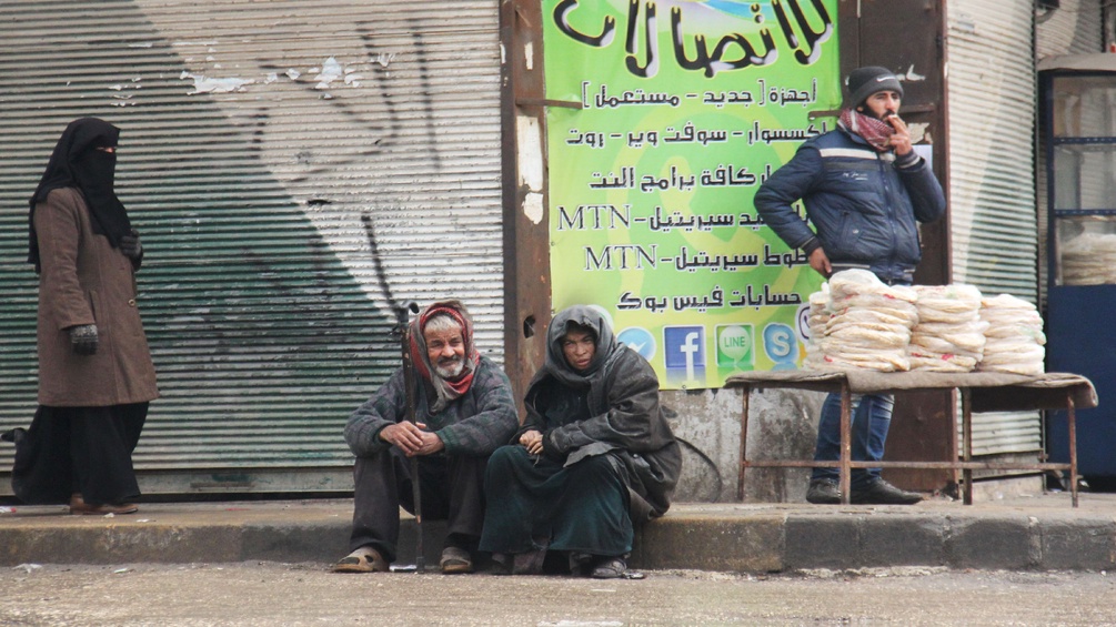 Einwohner der Stadt Idlib auf der Straße