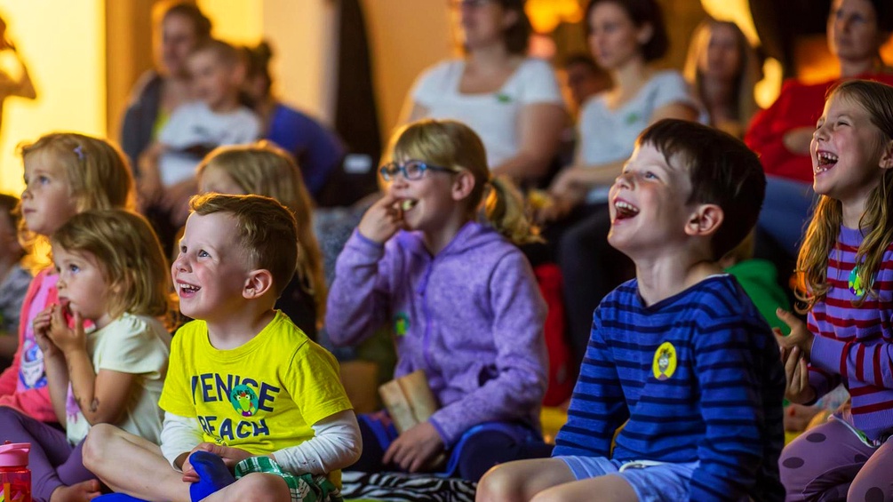 Kinder lachen beim Film schauen am Kinder Kurzfilm Festival