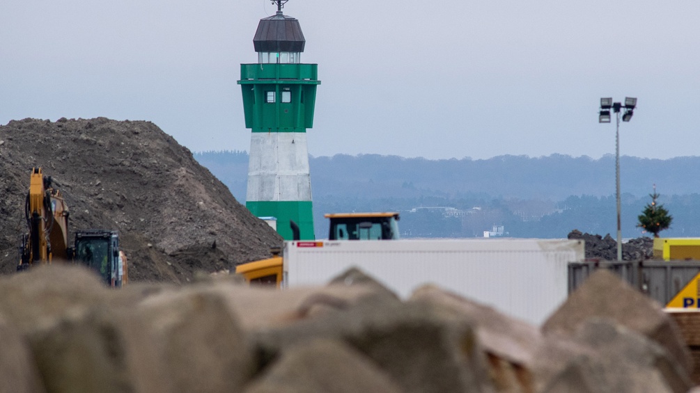 PICTUREDESK.COM/DPA/STEFAN SAUER Mukran-Hafen in Rügen