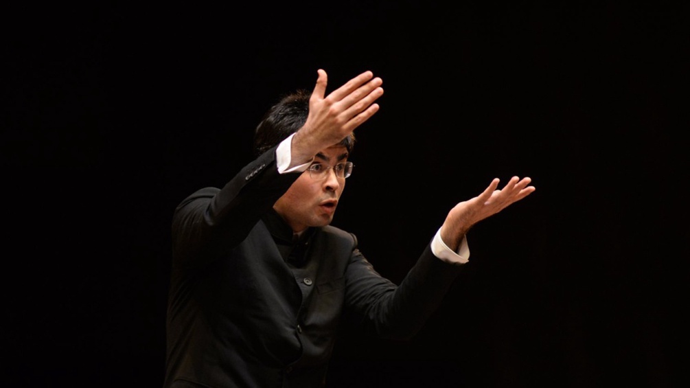 Portrait von Valentin Uryupin am Dirigentenpult