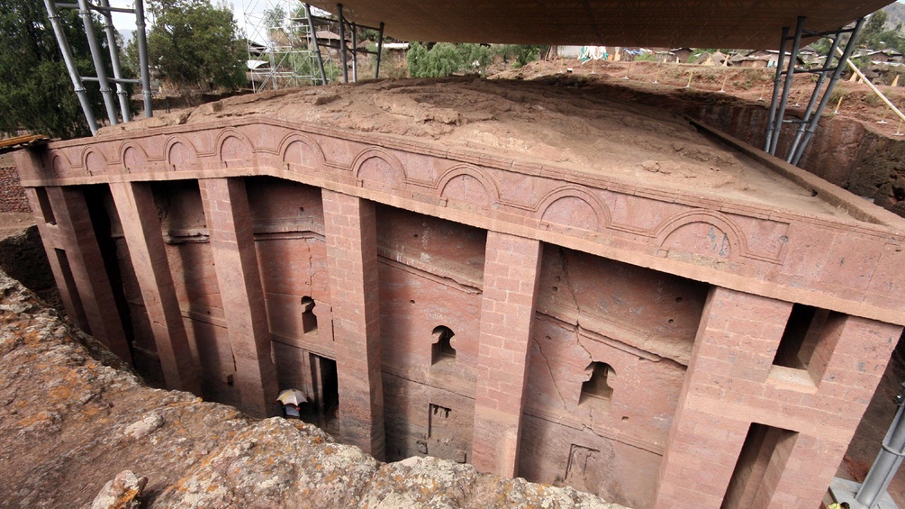  Die in Lalibela, fast 800 Jahre alten, Felsenkirchen im roten Tuffstei.