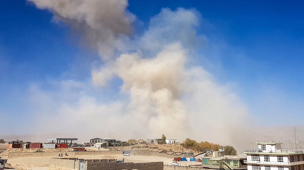 Rauch über einer Kleinstadt in Afghanistan.