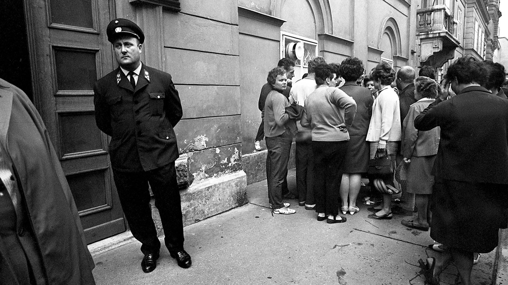 Tschechoslowakische Touristen vor der Tschechischen Botschaft in Wien, 24. August 1968