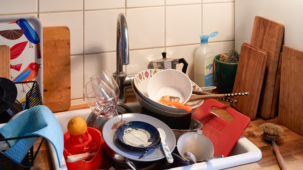 Volle, schmutzige Abwasch in der Küche