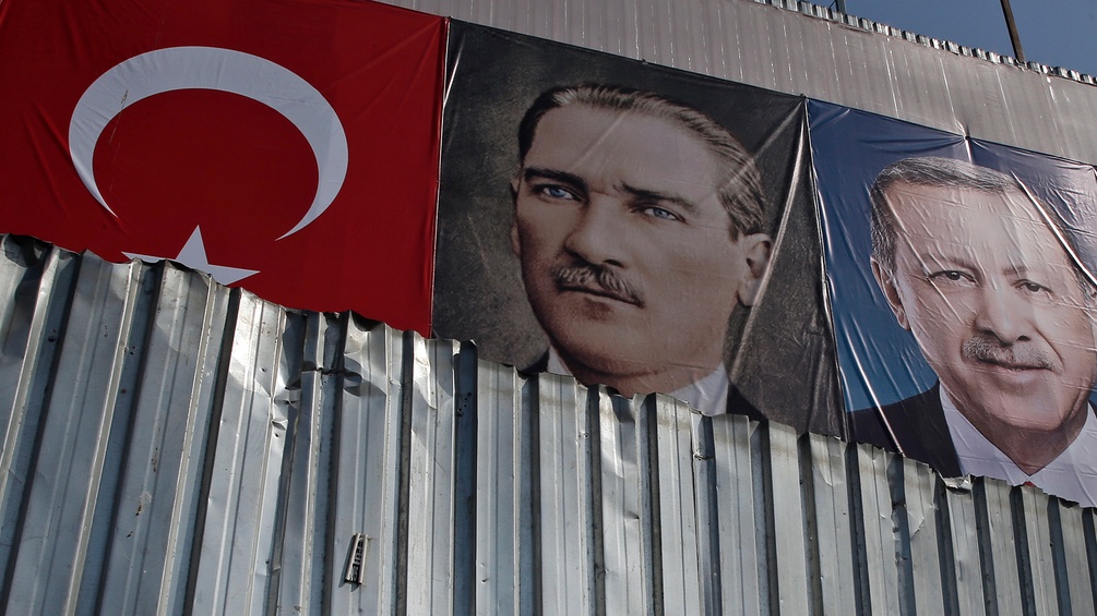Türkische Fahne neben einem Foto von Mustafa Kemal und Recep Tayyip Erdogan 