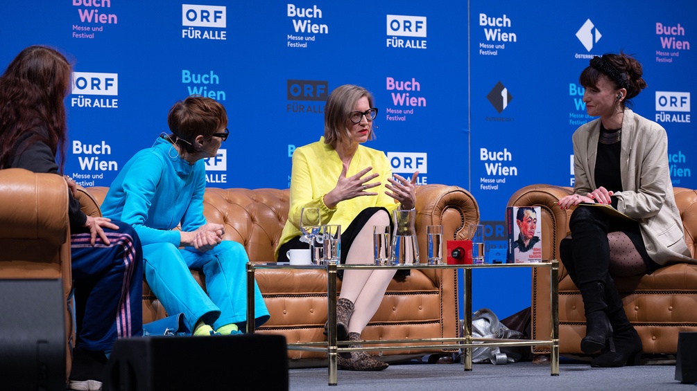 Das Ö1 Kulturjournal live von der Buch Wien mit Nina Schedlmayer, Elisabeth von Samsonow und Ashley Hans Scheirl