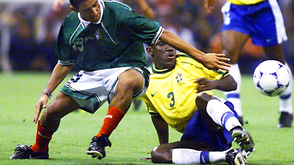 Ein mexikanischer und ein brasilianischer Nationalspieler kämpfen um den Ball