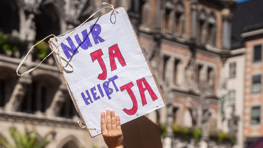 Ein Schild mit "Nur Ja heißt Ja!"