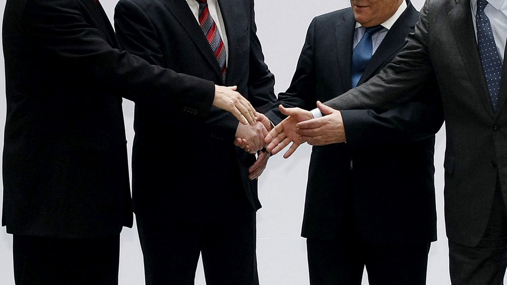 Die vier Minister des Visegrad Bundes geben sich die Hand.