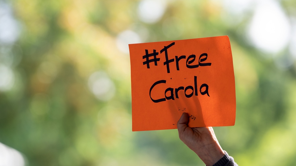 #freecarola auf einem Schild
