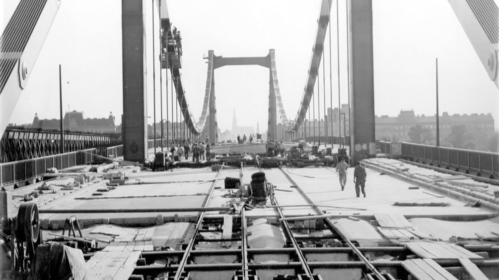 Die Reichsbrücke kurz vor der Fertigstellung, 1937