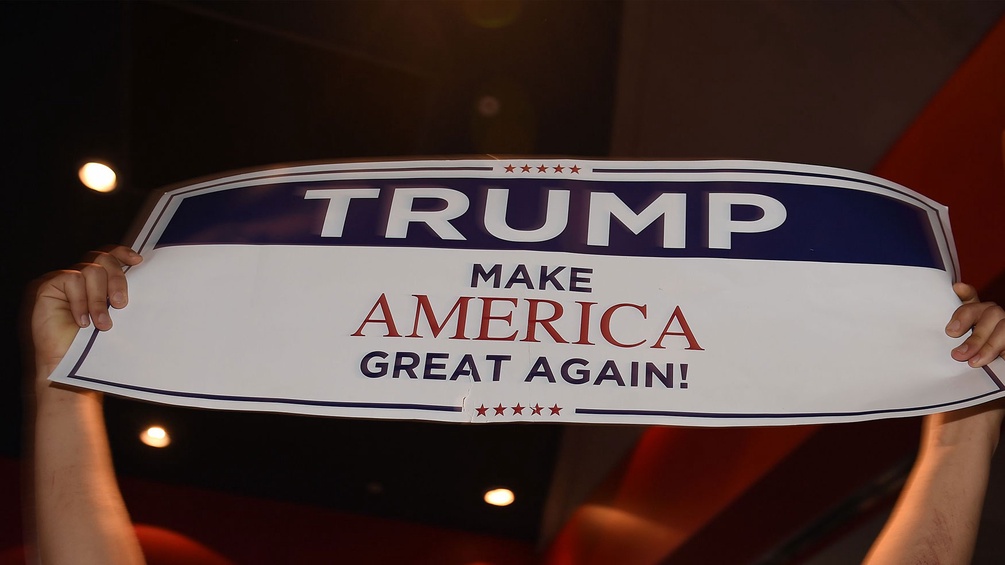 Ein Schild mit der Aufschrift "Trump make America great again"
