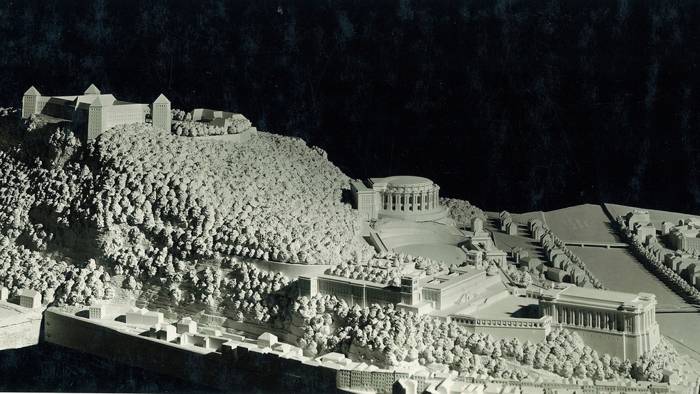 Otto Reitter und Otto Strohmayr: Gauforum auf dem Kapuzinerberg (Imberg) mit Gauhalle, Gauhaus, Versammlungsplatz und Festspielhaus, Variante mit Adolf-Hitler-Schule, um 1940, Modellfotografie