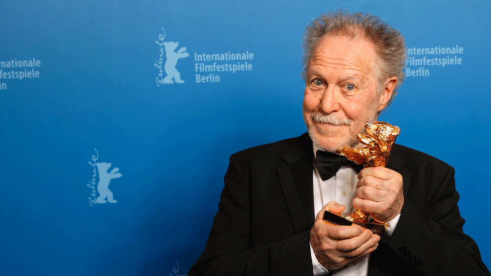 APA/dpa-Pool/Jörg Carstensen Regisseur Nicolas Philibert hält den Goldenen Bären in Händen.