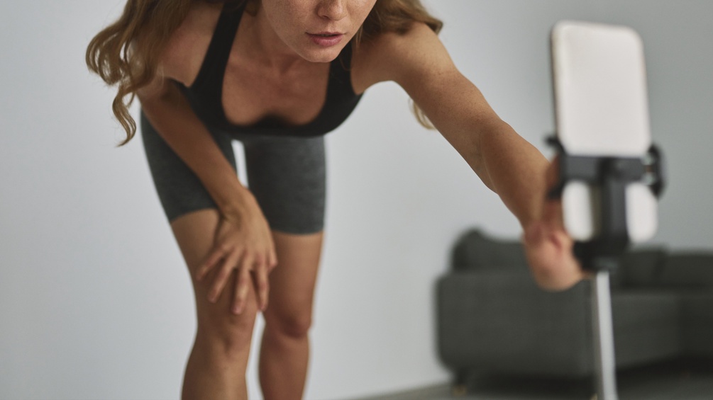 Eine Frau filmt sich beim Sport.