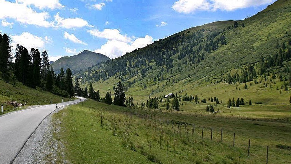 Eine Straße im Ennstal in der Steiermark.