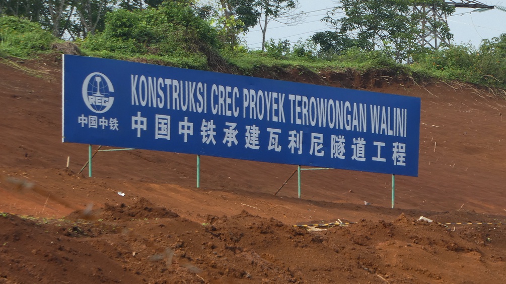 Bauarbeiten in Indonesien für eine Schnellstraße, Teil der neuen Seidenstraße
