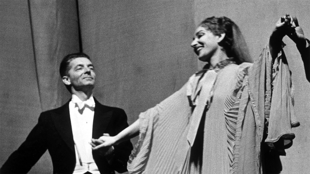 ÖNB/WEBER Herbert von Karajan und Maria Callas vor dem Vorhang der Wiener Staatsoper nach einem Gastspiel der Scala di Milano mit "Lucia di Lammermoor", 1956