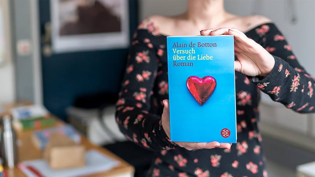 Julia Reuter hält Buch in Händen: Alain de Botton: "Versuch über die Liebe"