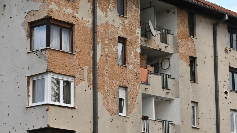 AFP/ELVIS BARUKCIC Ein zerschossenes Haus in Bosnien.