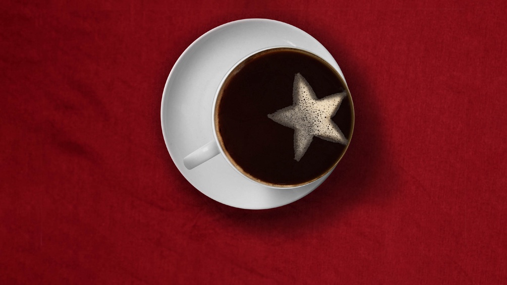 Kaffeetasse auf rotem Grund