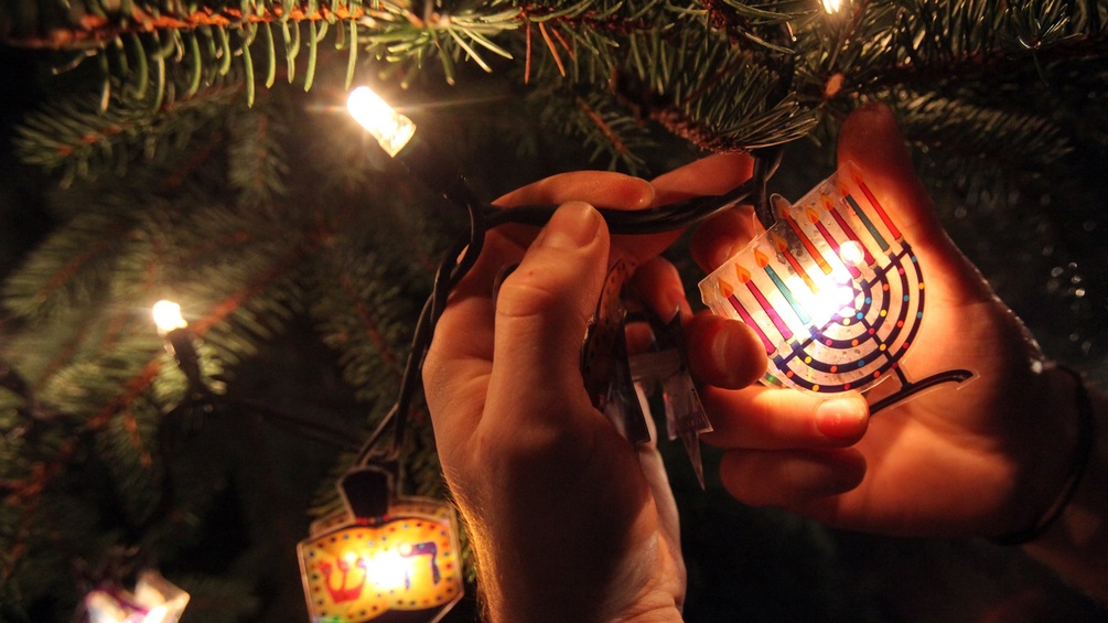 Weihnukka Tannenbaum mit jüdischem Weihnachtsschmuck