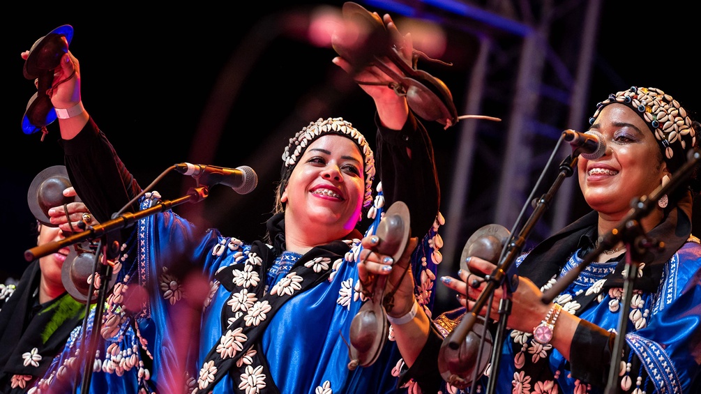 Traditionelle Gnawa-Band musiziert