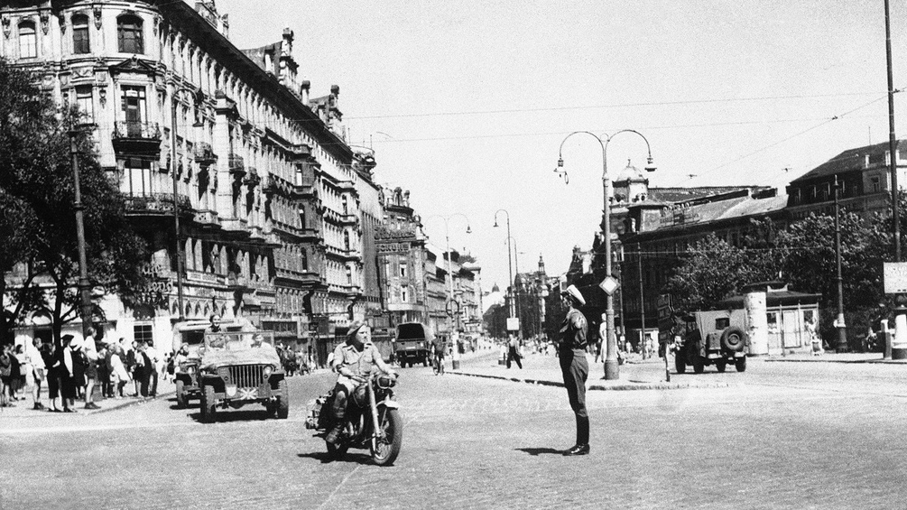 Kreuzung in Wien, 1945